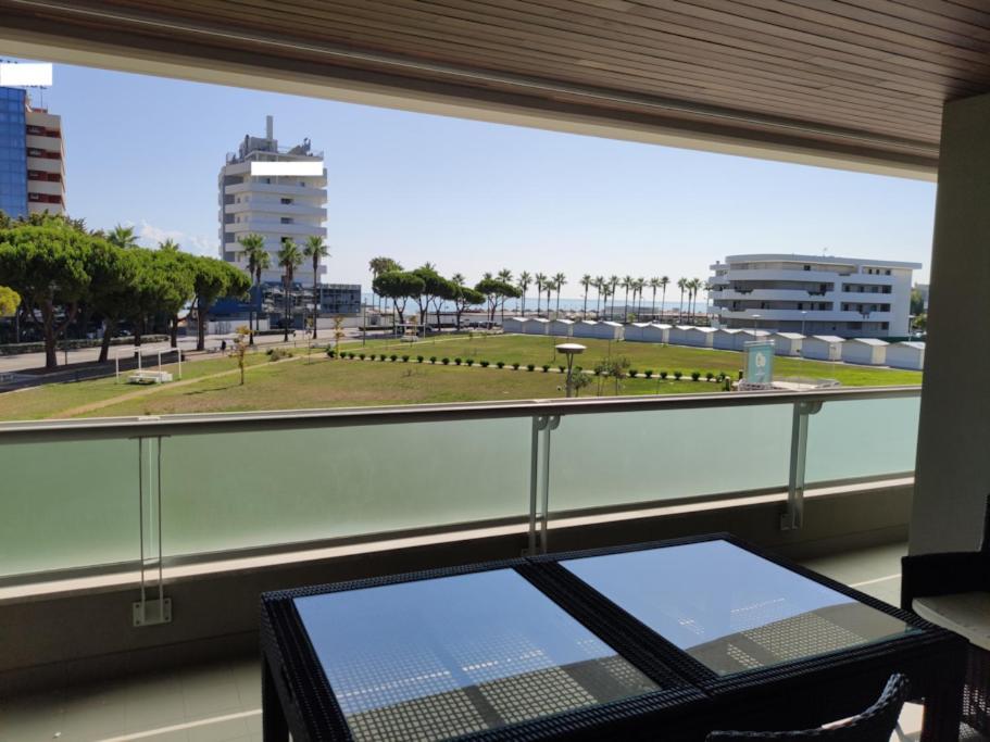 White-Blue Vibes, Seafront 2-Bedroom Apt Монтесильвано Экстерьер фото