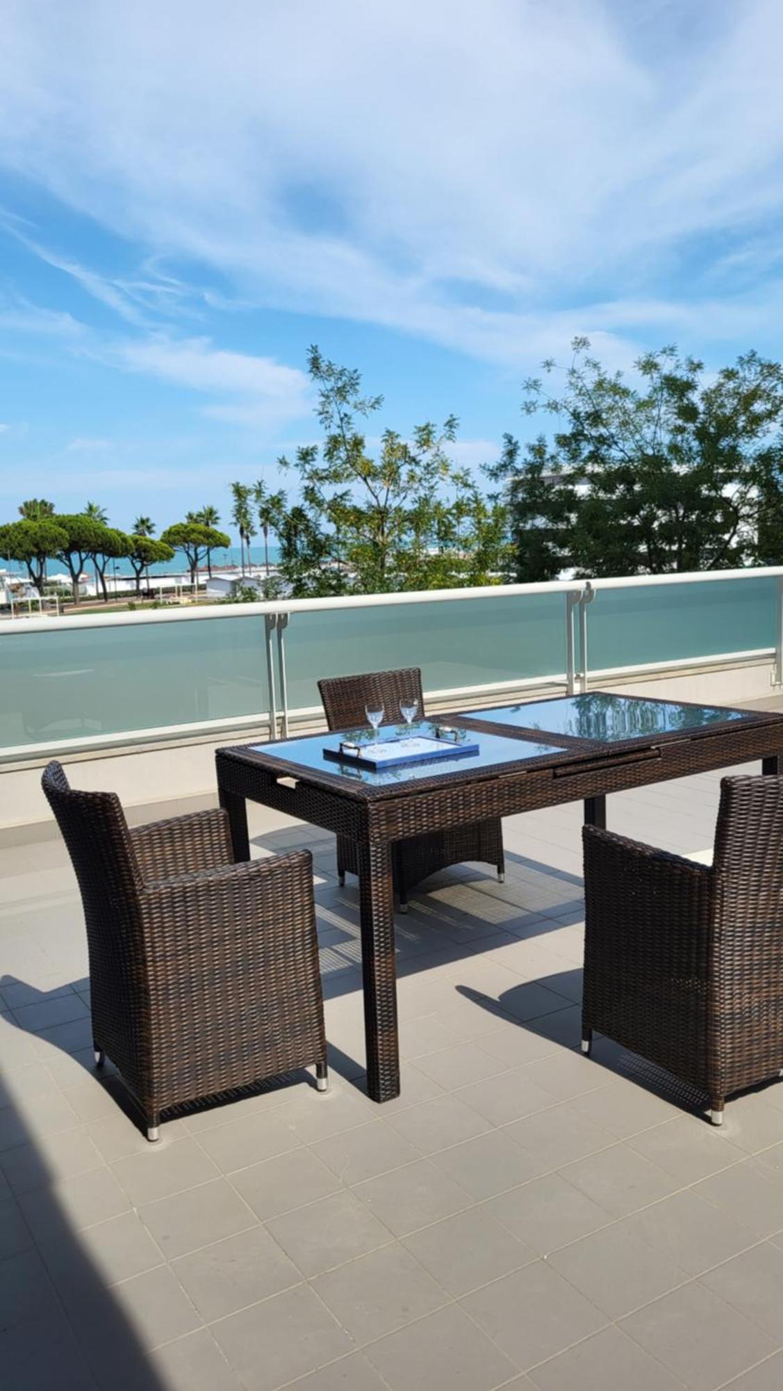 White-Blue Vibes, Seafront 2-Bedroom Apt Монтесильвано Экстерьер фото